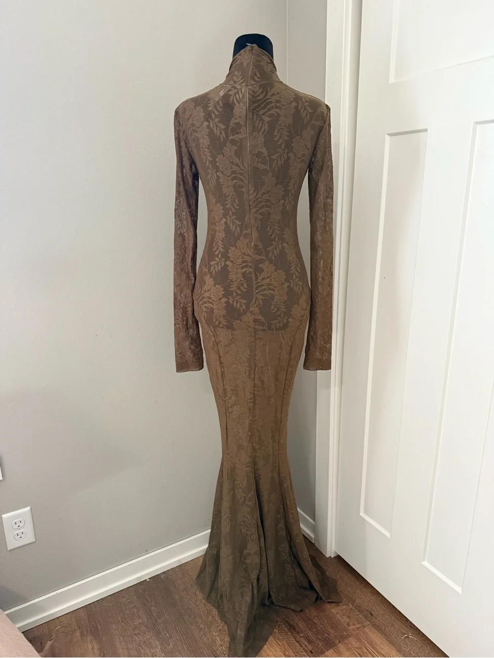 New | Norma Kamali LONG SLEEVE TURTLE FISHTAIL GOWN XS Bark Lace - Picture 2 of 3